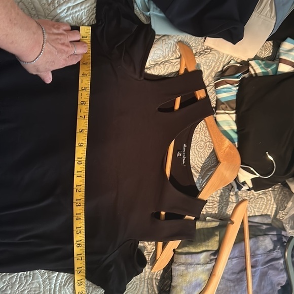 Allison Andrews black cut out shoulder with a cold shoulder short sleeve - Picture 6 of 7